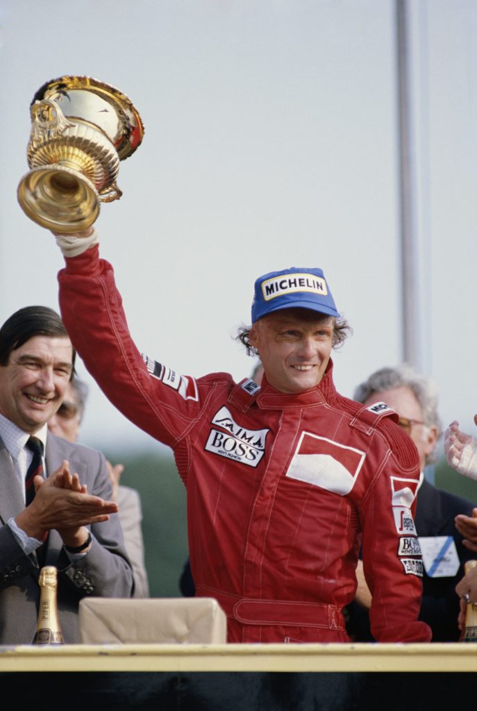 Austrian Formula One racing driver Niki Lauda raises the trophy in the air after driving the - Crédito: Bob Thomas/Getty Images